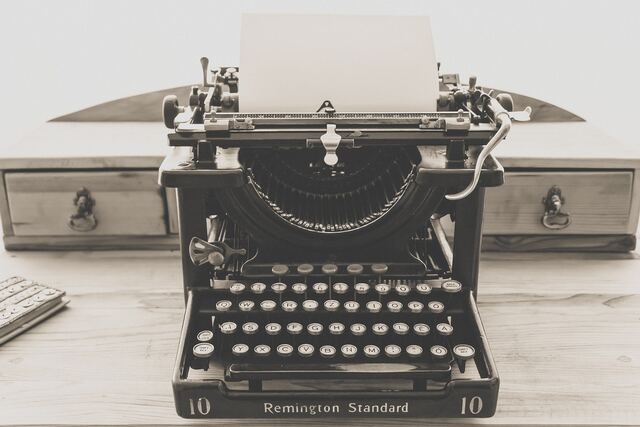 Svart skrivmaskin av märket Remington Standard 10 på ett träbord